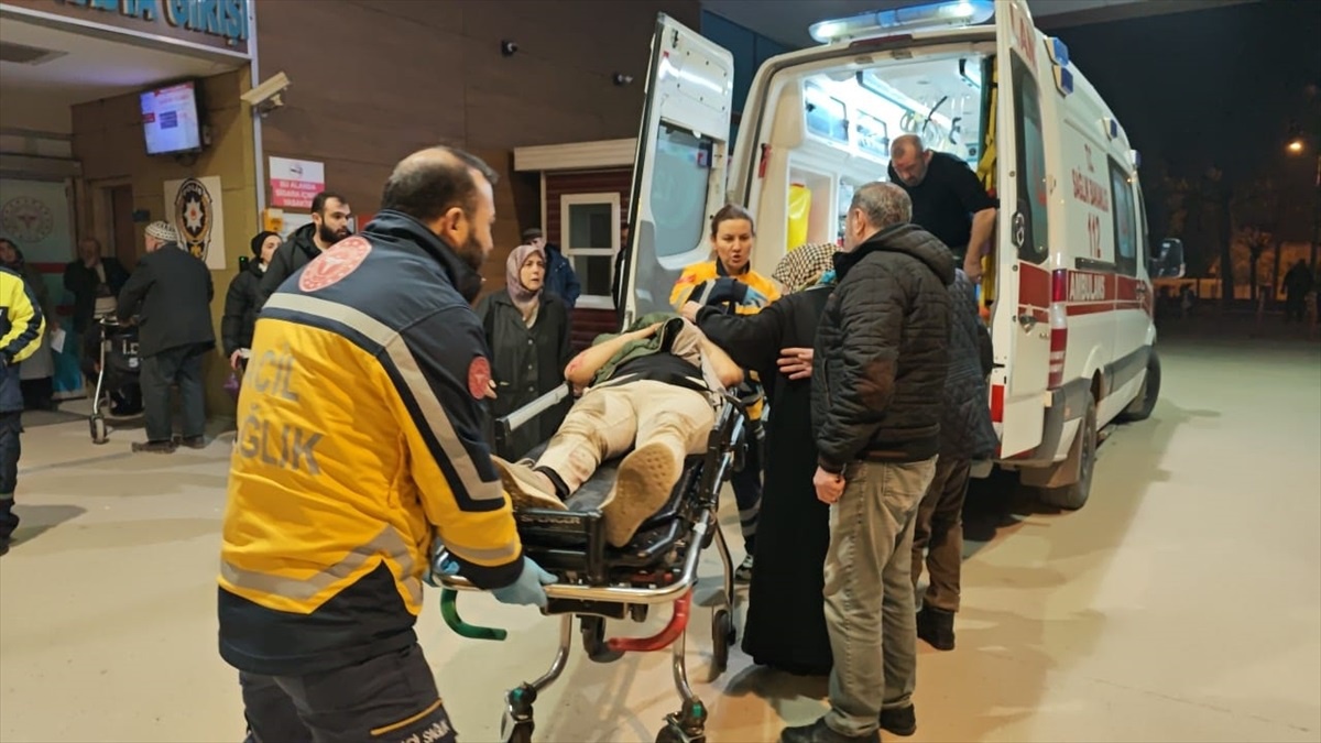 İnegöl\'de Trafik Kazası: 3 Yaralı