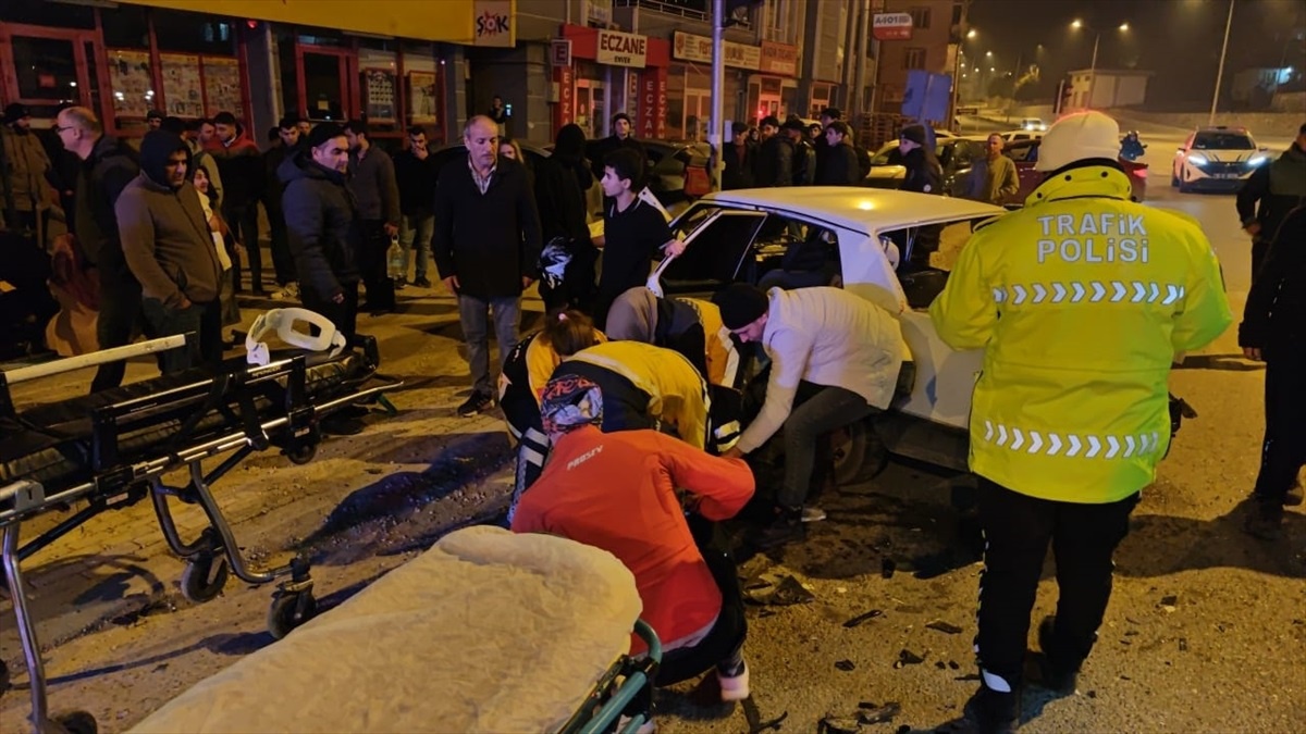 İnegöl\'de Kaza: 5 Yaralı