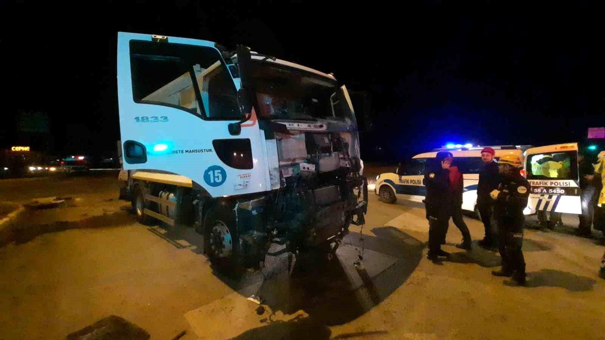 Sivas\'ta Çöp Kamyonu Yolcu Otobüsüne Çarptı: 2 Yaralı