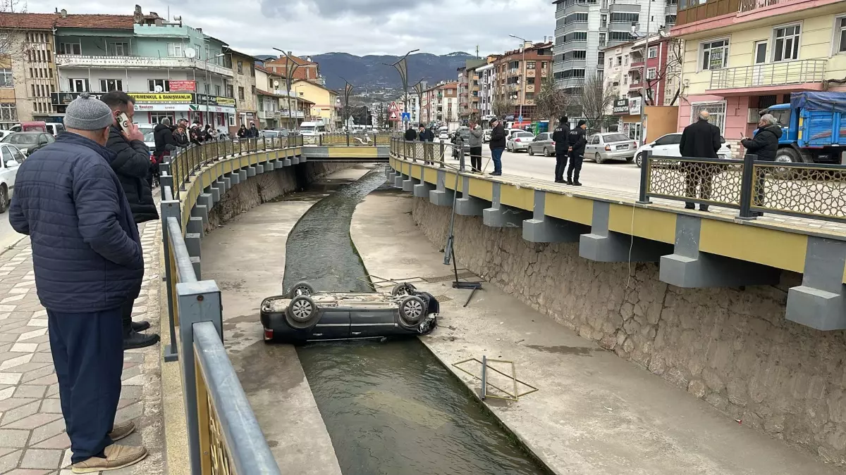 Tokat\'ta Ehliyetsiz Sürücünün Aracı Dereye Düştü