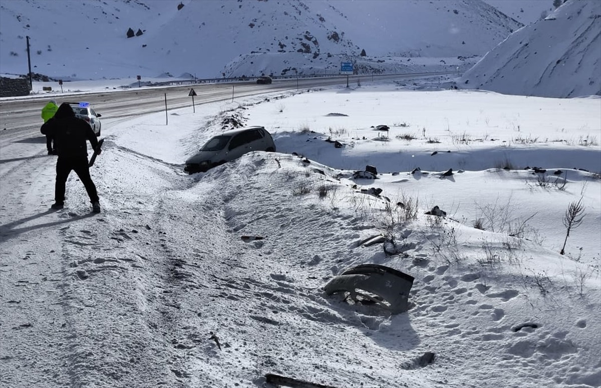 Erzincan\'da Otomobil Kazası: 2 Yaralı