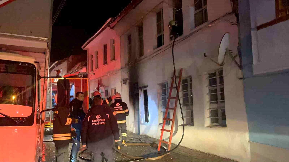 Eskişehir\'de Yangın: Ev Sahibi Gözyaşlarıyla İzledi