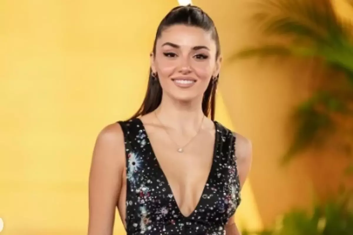 Hande Erçel\'in Riyad tarzı beğeni topladı! Joy Awards gecesine damgasını vurdu