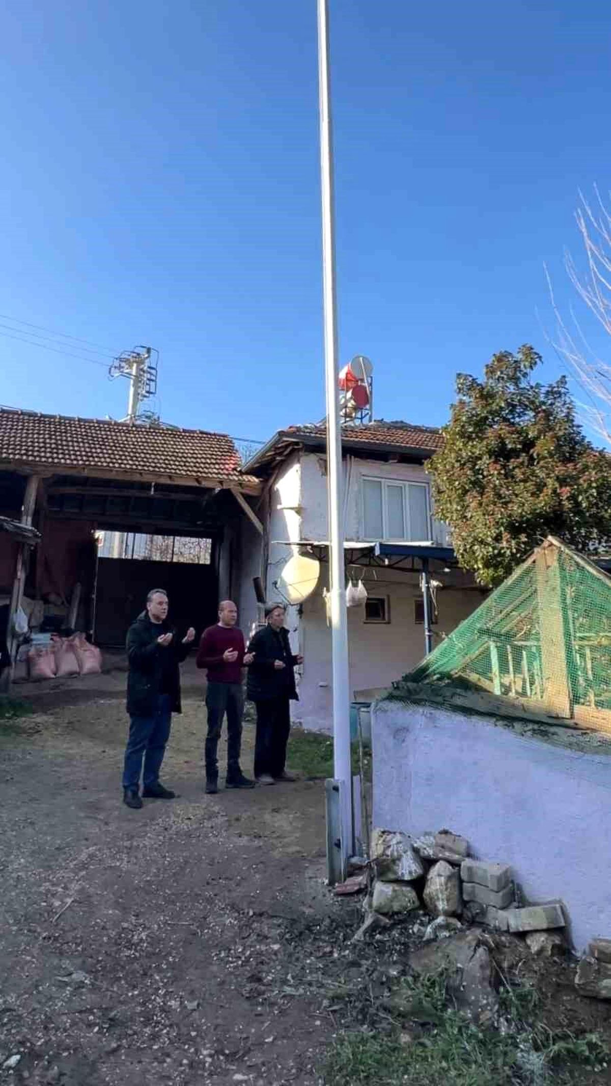 İnegöl\'de bir evin bahçesinde şehit mezarları bulunuyor