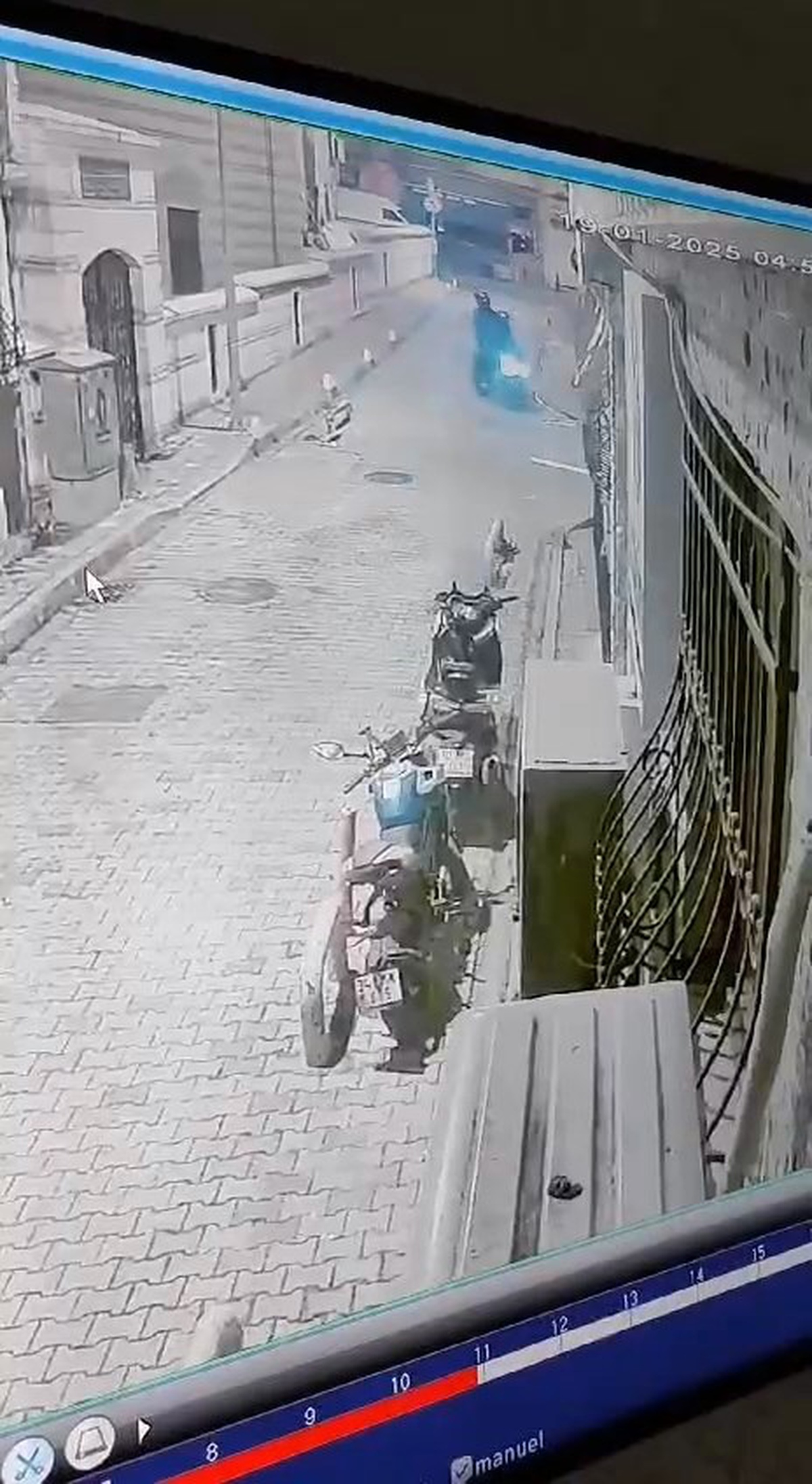 Fatih\'te Motosiklet Farı Hırsızlığı Kamerada