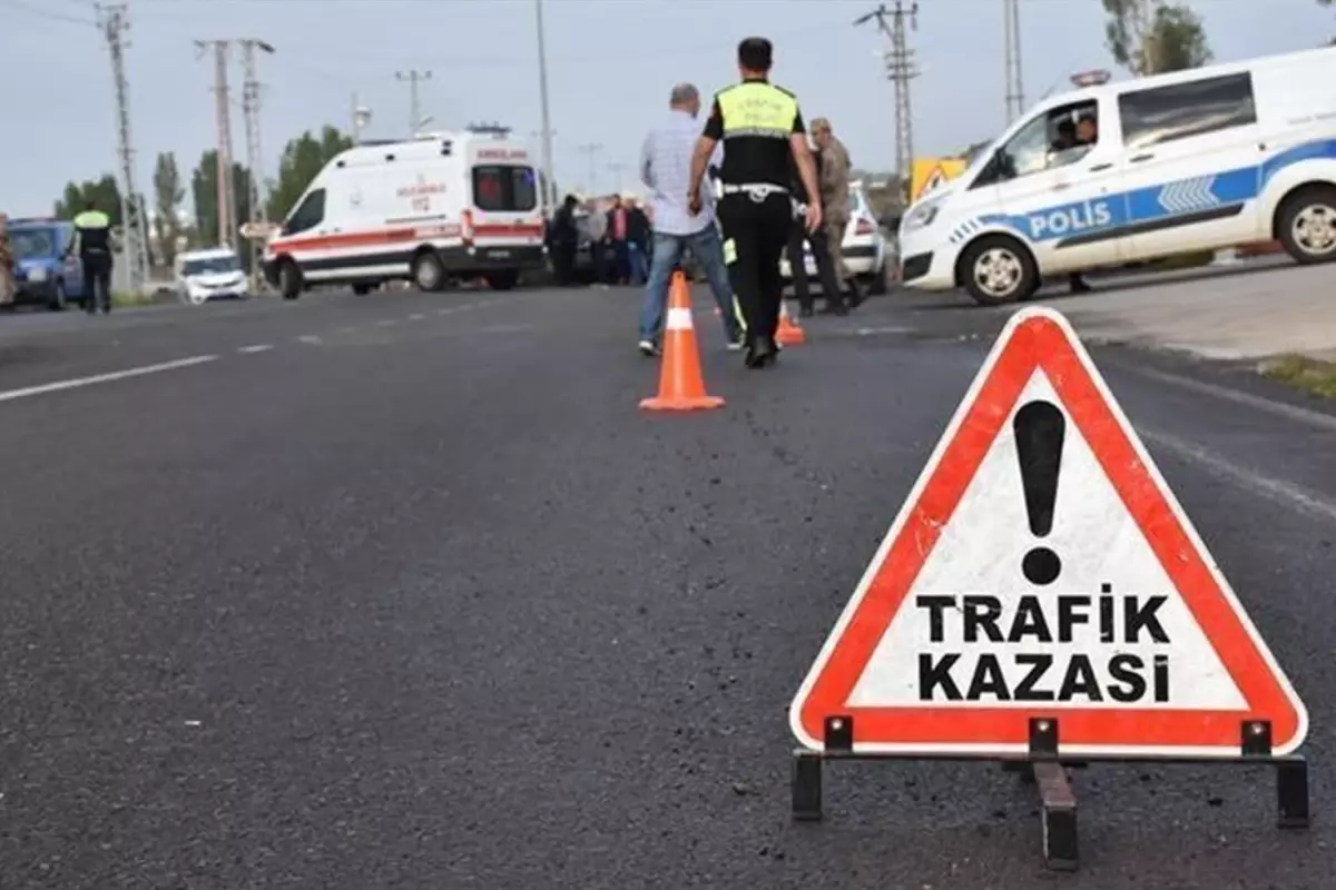 İzmir\'de tır kazası: İki kişi hayatını kaybetti