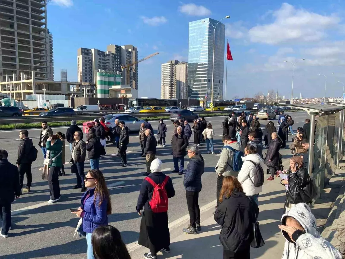 İstanbul\'da Metro Arızası Yoğunluk Yarattı