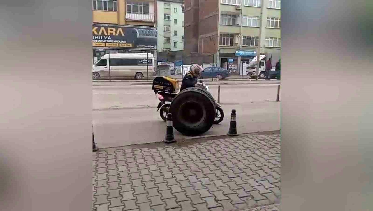 Kamyondan Fırlayan Lastiği Yakalamak İsteyen Motokurye Cesurca Mücadele Etti