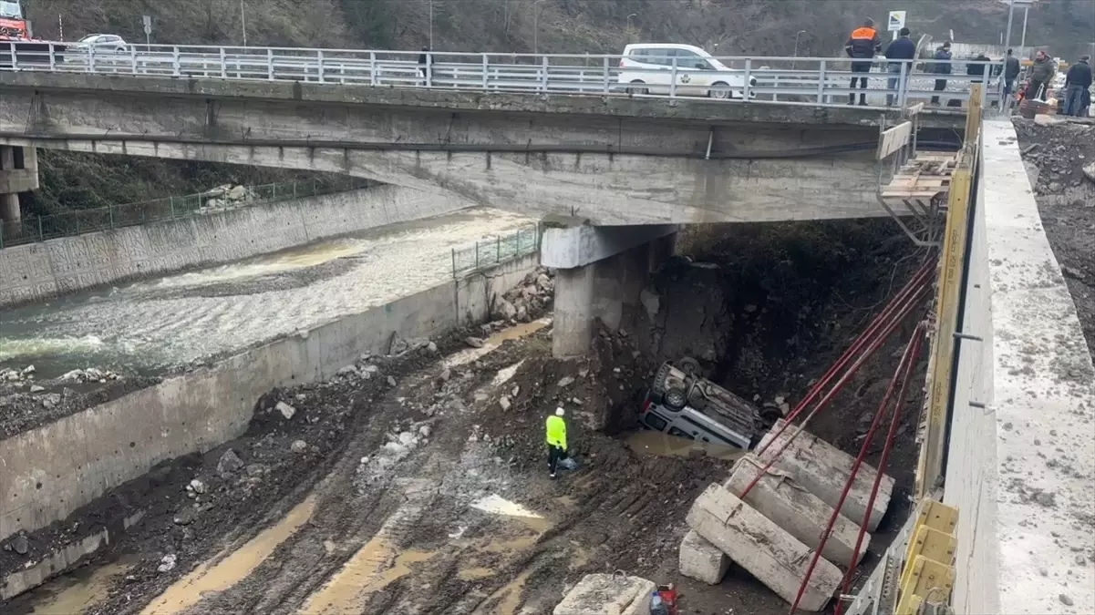 Kastamonu\'da köprüden dereye devrilen hafif ticari araçtaki 3 kişi yaralandı