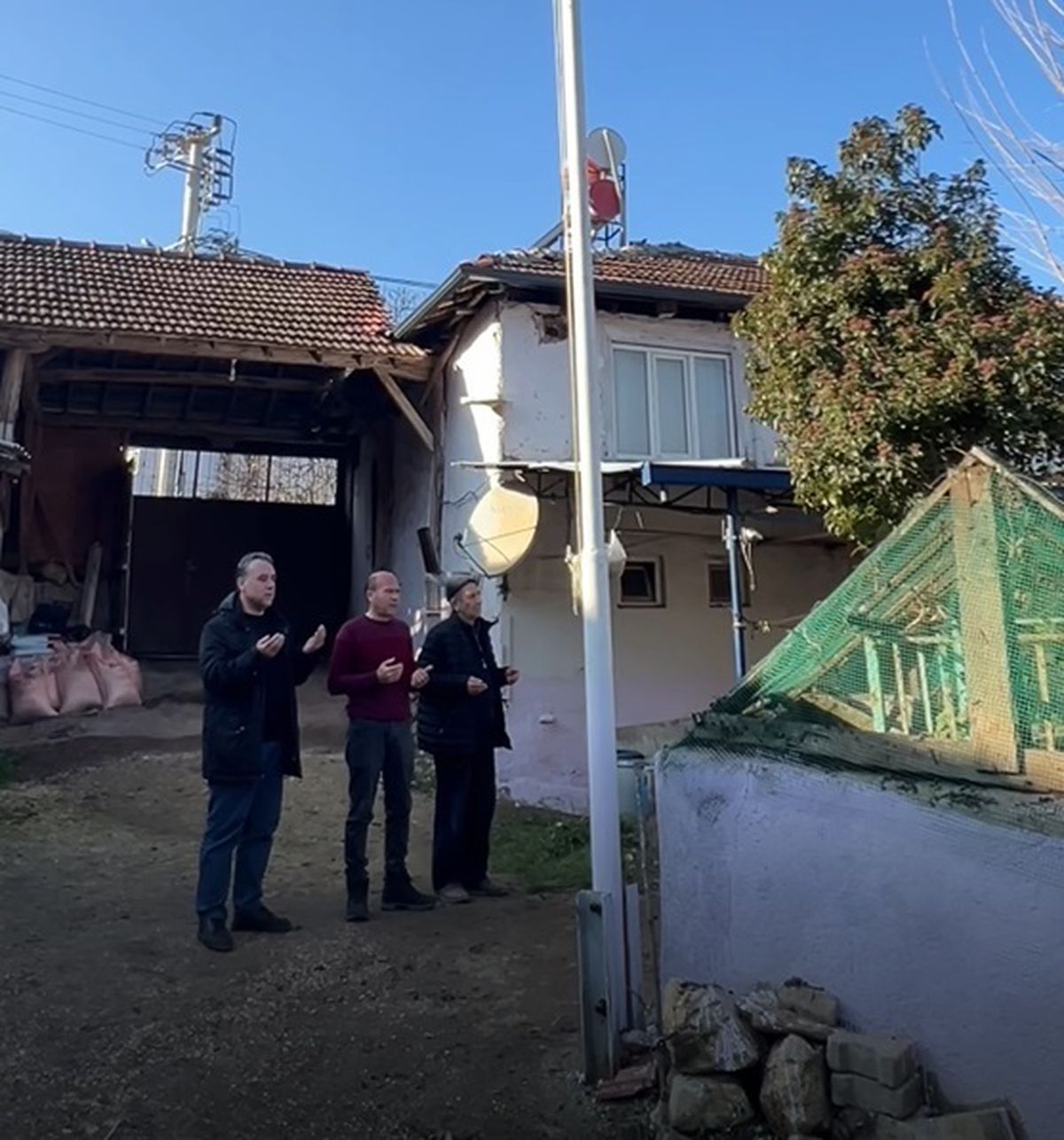Kurtuluş Savaşı\'nda bahçelerine defnedilen 3 şehidin mezarını 103 yıldır koruyorlar