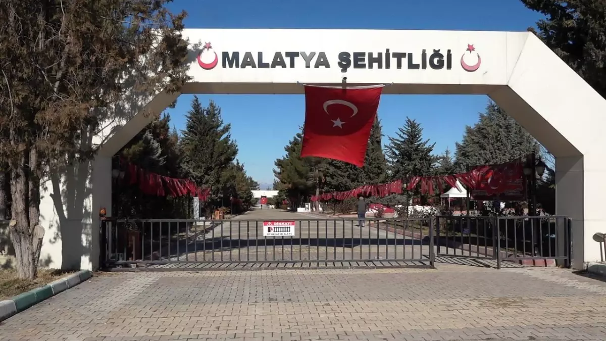 Malatya Şehitliği\'nde kabirler rutin olarak temizleniyor