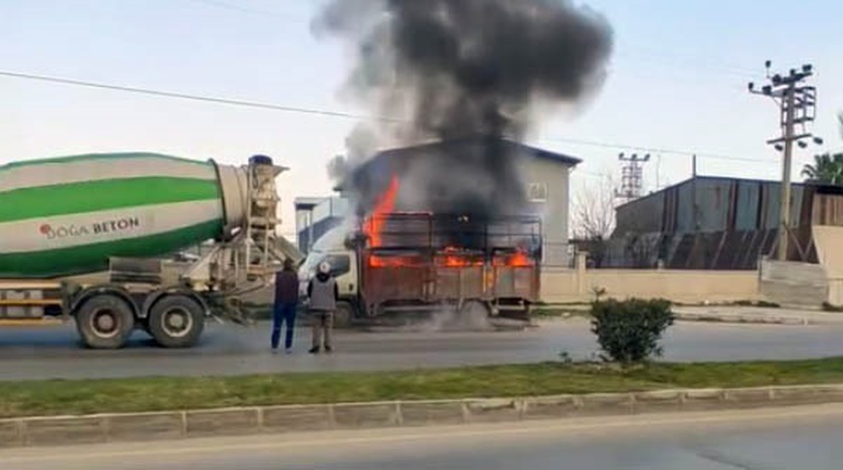 Mersin\'de Yangın Söndürüldü: Beton Mikserinin Müdahalesiyle Kamyonet Kurtarıldı