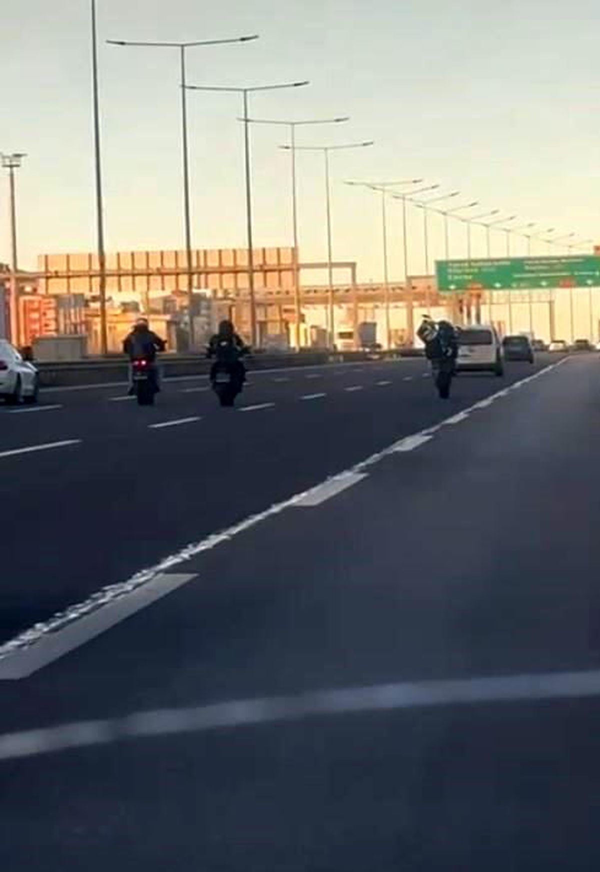 Motosikletliler Otoyolda Akrobasi Yaptı