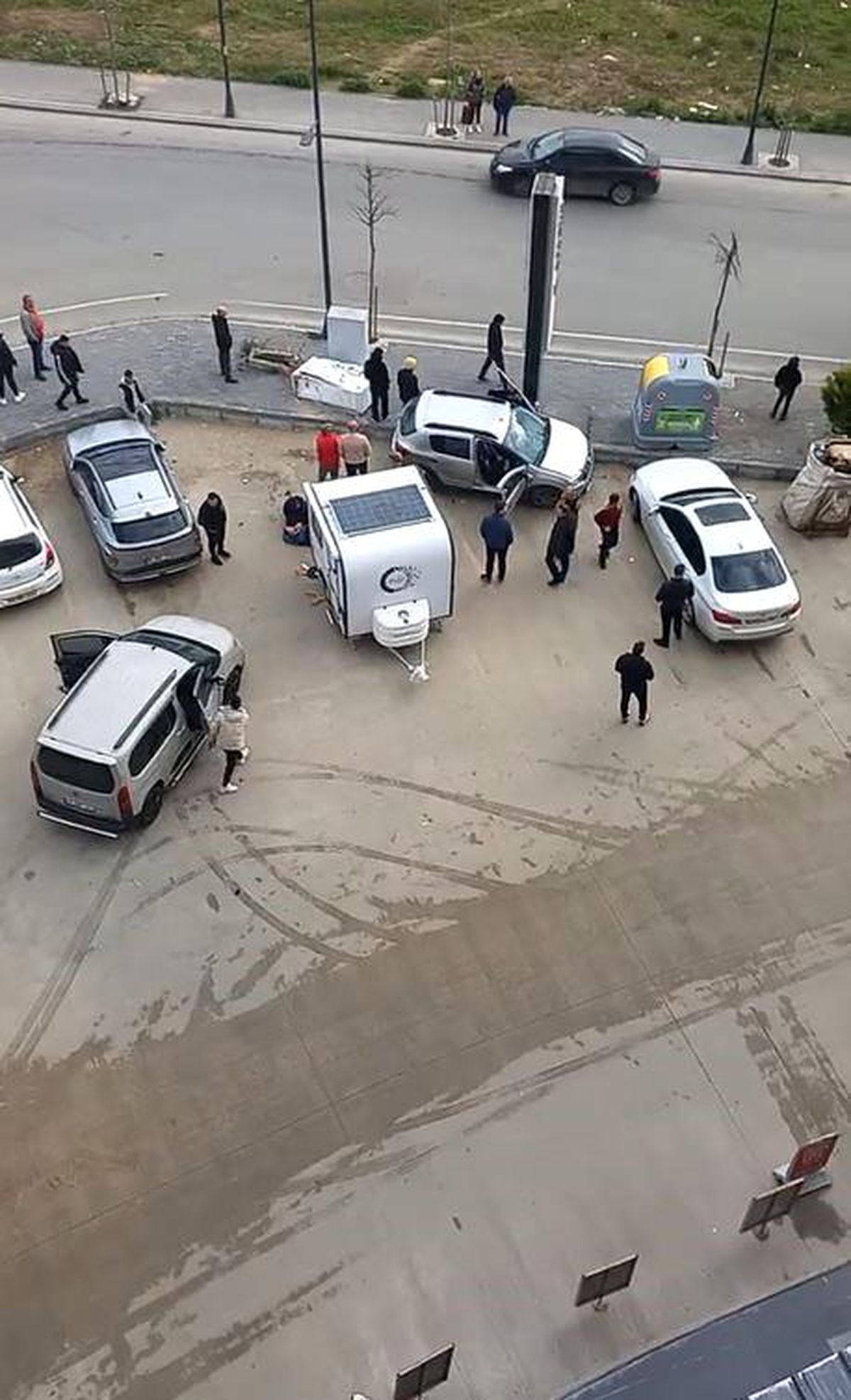 Silivri\'de Araç Otoparka Düştü
