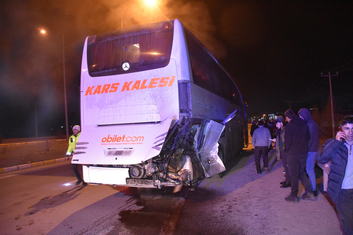 Sivas\'ta Yolcu Otobüsü ve Çöp Kamyonu Çarpıştı: 4 Yaralı