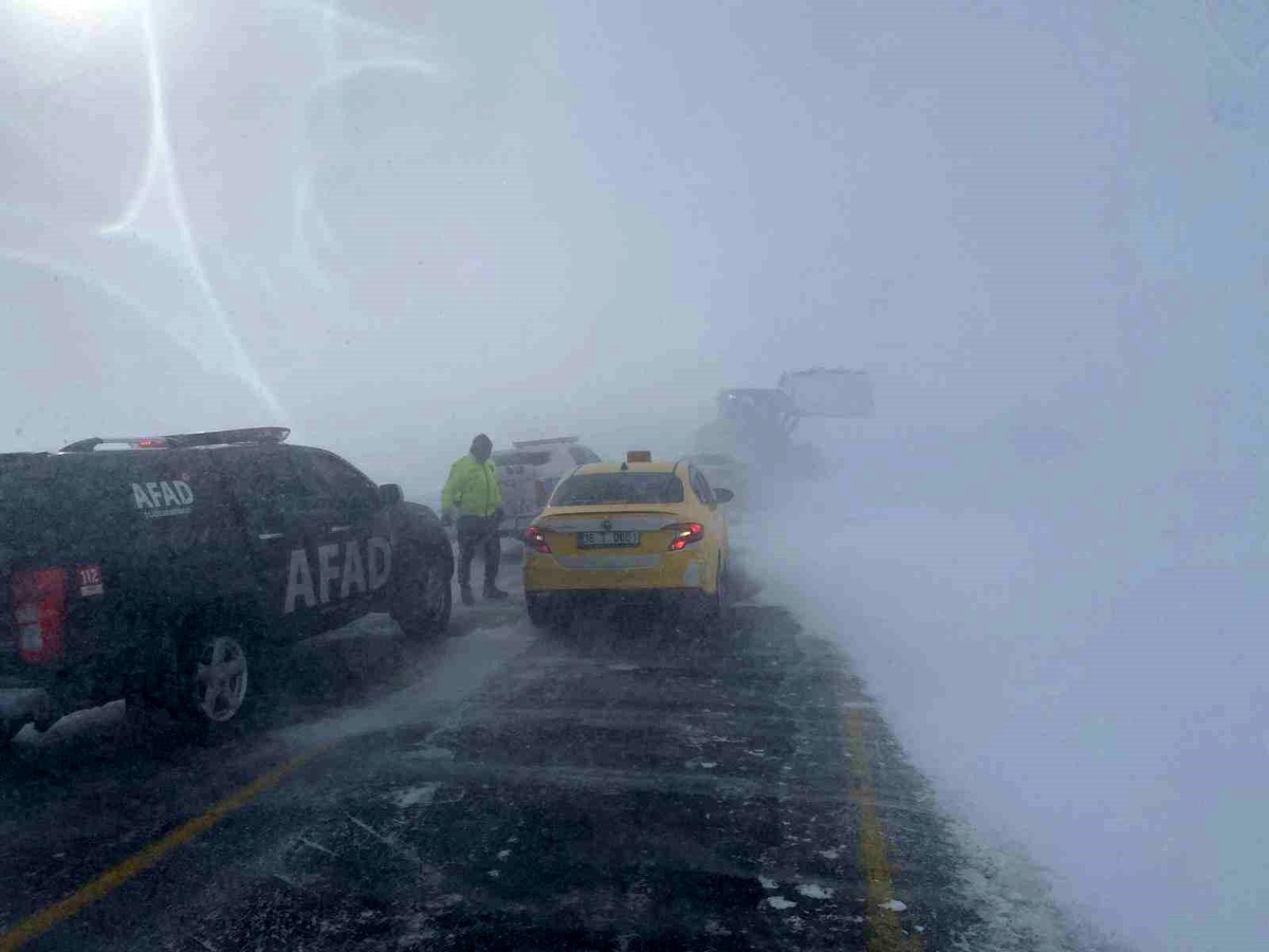 Ardahan\'da Kar Ve Tipi Trafiği Olumsuz Etkiledi