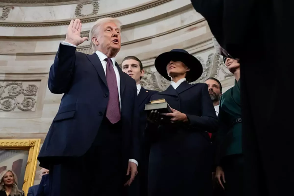 Elini basmadı! Trump\'ın yemin töreninde dikkat çeken anlar