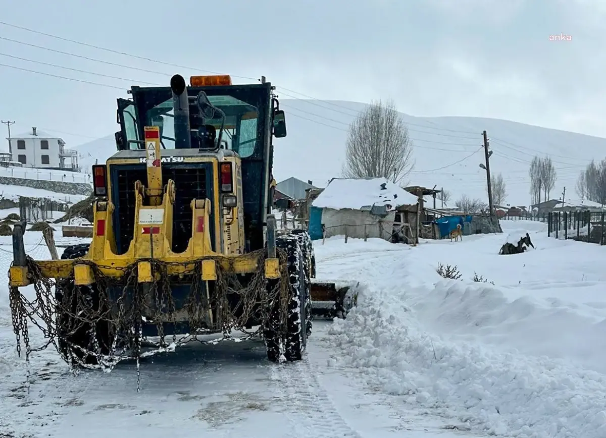 Van\'da Kar Yağışı 255 Mahalle Yolunu Kapadı