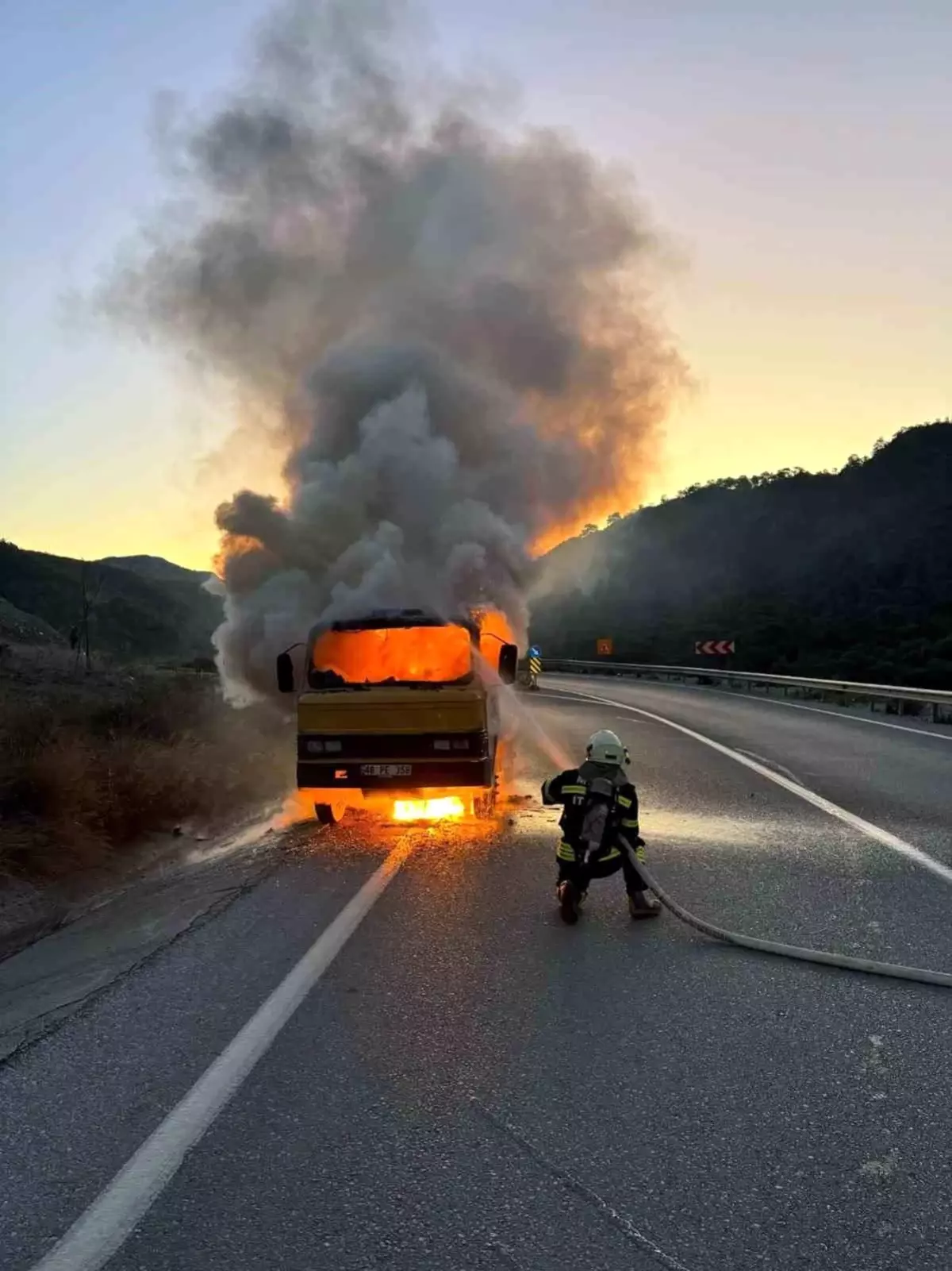 Fethiye\'de Akaryakıt Yüklü Kamyonette Yangın Çıktı