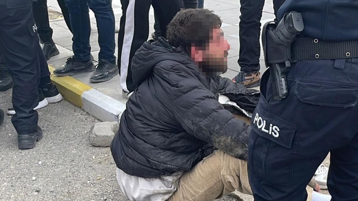 Bıçakla Tehdit Eden Şahıs Mahalleli Tarafından Dövülüp Serbest Bırakıldı