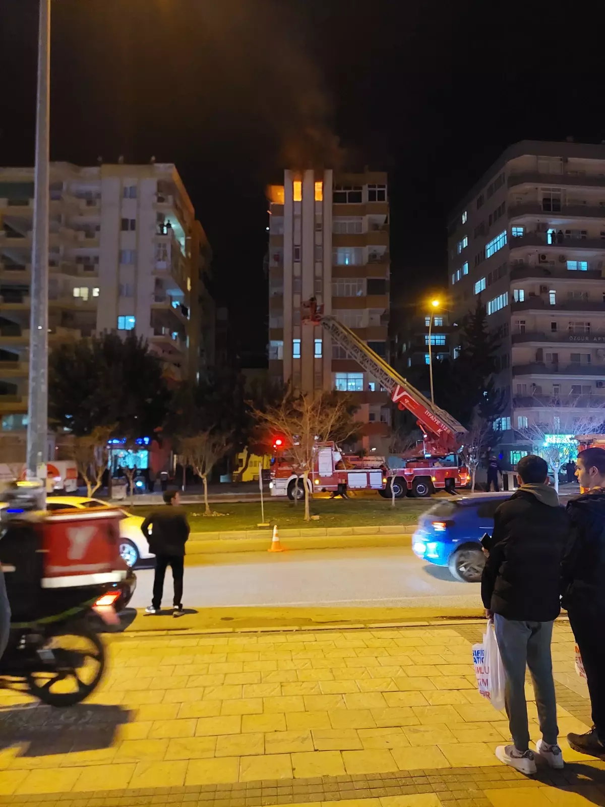 Adana\'da 8 Katlı Apartmanda Yangın Korkuttu