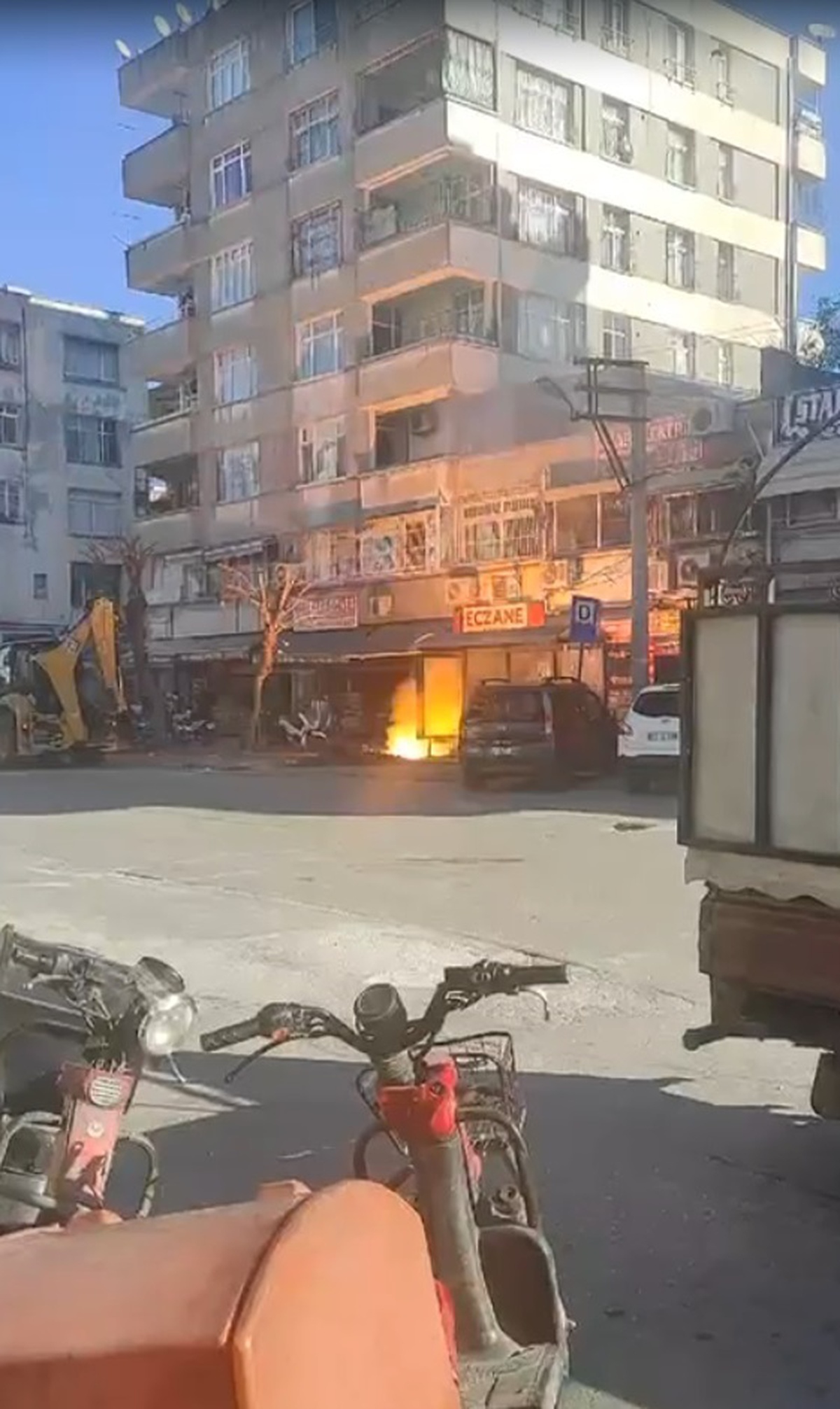 Adana\'da Otobüs Durağı Yanında Yangın Çıktı