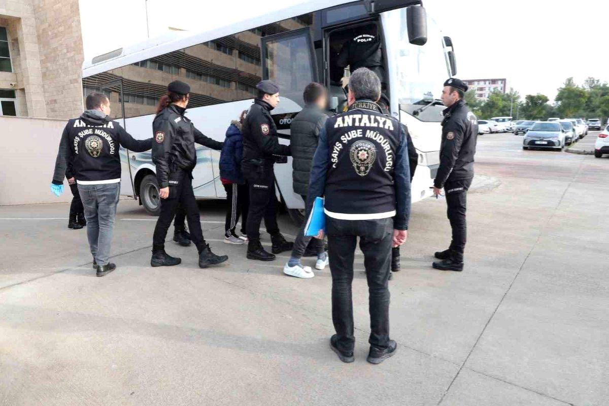Antalya\'da 1 Haftada 483 Aranan Şahıs Yakalandı