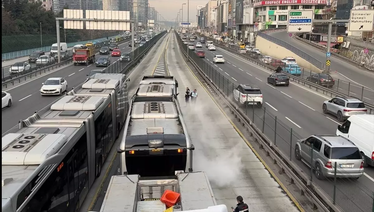 Bahçelievler\'de Metrobüs Arızası