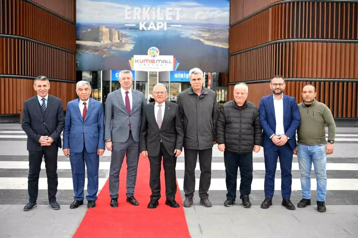 Başkan Büyükkılıç, Kumsmall Alışveriş Merkezi Esnafını Ziyaret Etti