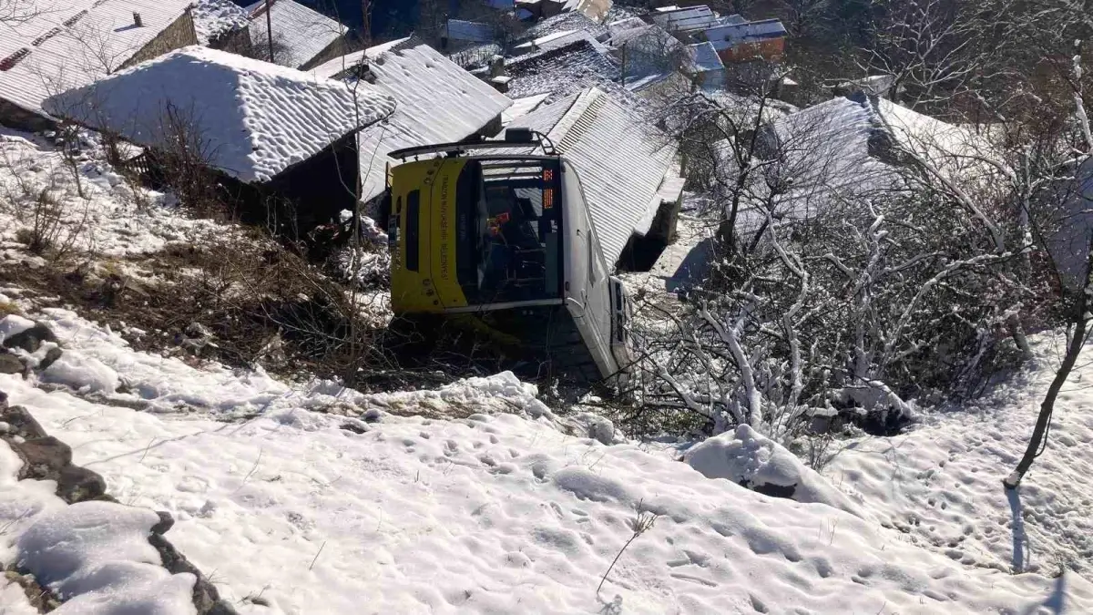 Trabzon\'da Yolcu Otobüsü Yamaçtan Aşağı Yuvarlandı