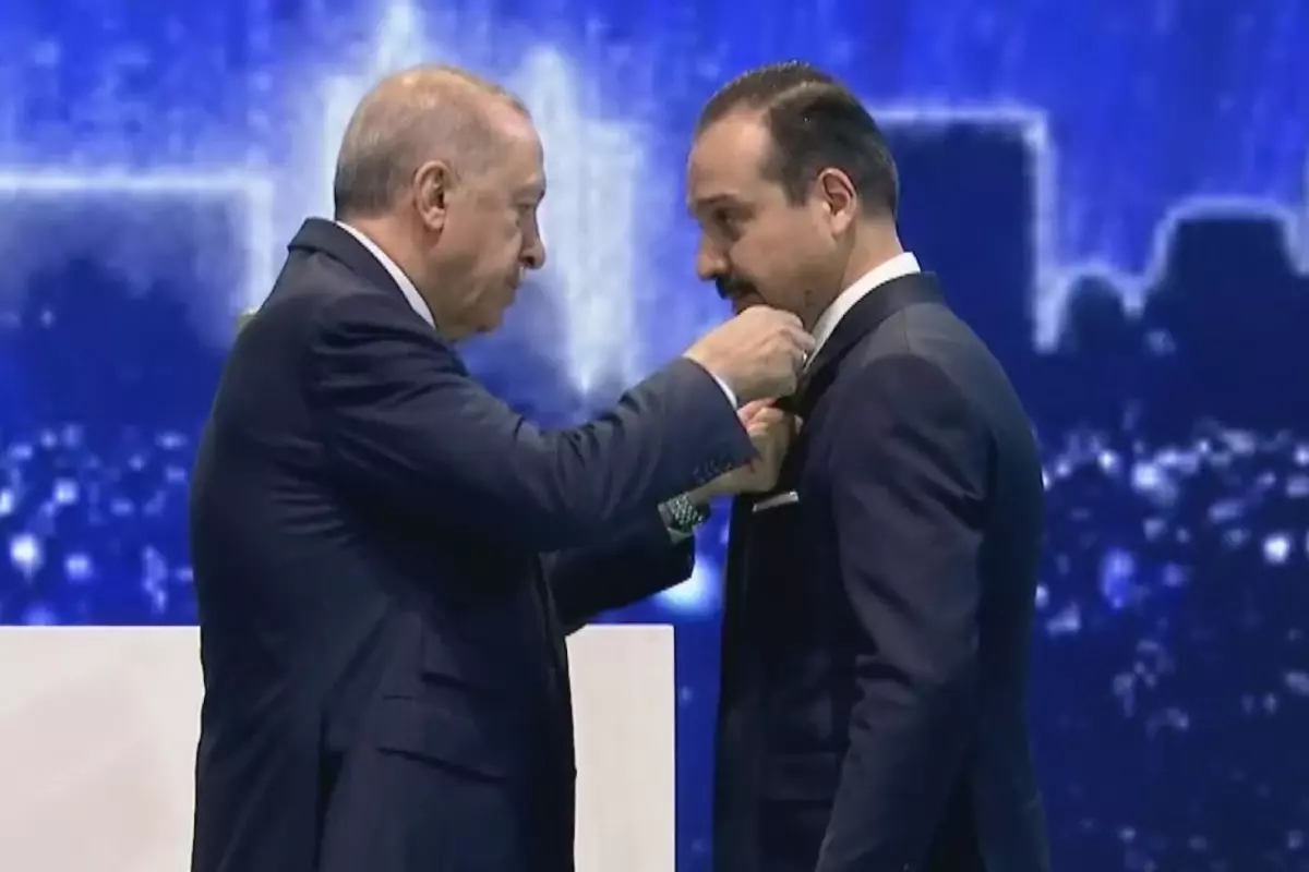 Cumhurbaşkanı Erdoğan, Kürşad Zorlu\'ya AK Parti rozetini taktı