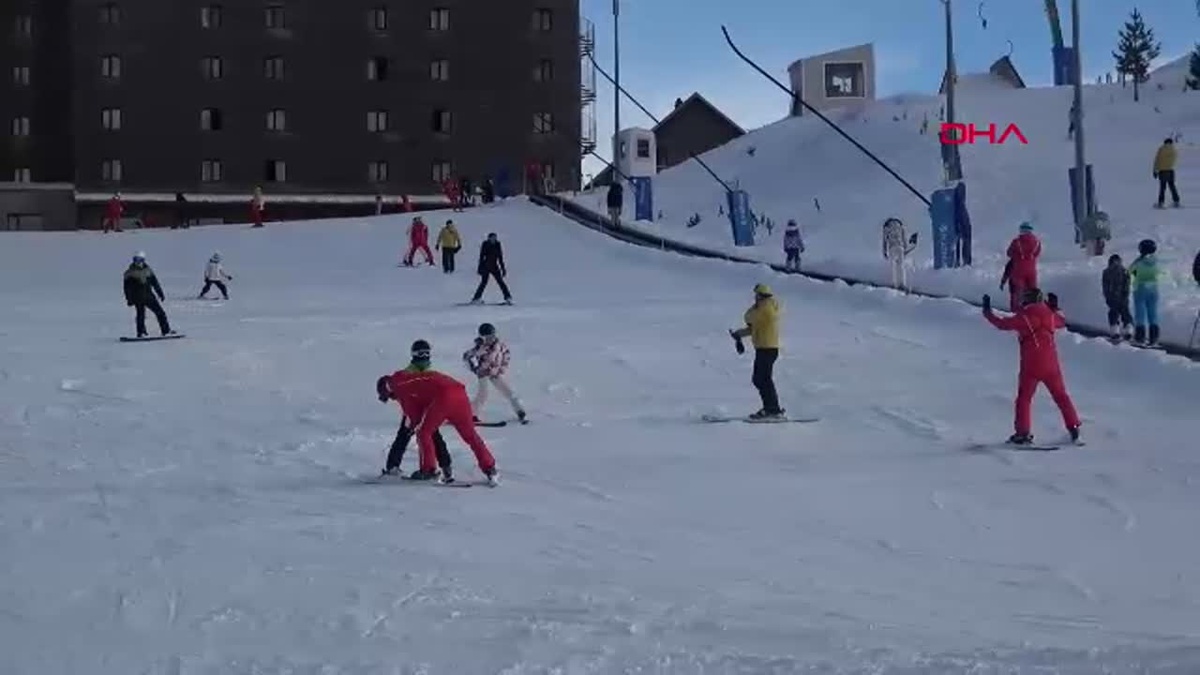 Bolu\'daki Yangın Faciasının Ardından Kayak Keyfi Devam Ediyor