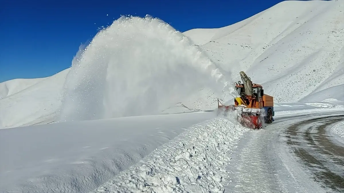 Hakkari ve Bitlis\'te Yol Açma Çalışmaları Devam Ediyor