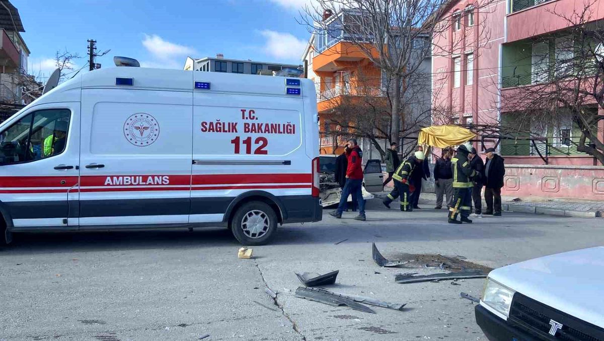 Karaman\'da otomobil ile minibüs çarpıştı: 1 yaralı