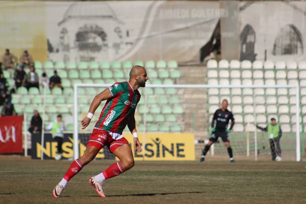 Karşıyaka, Kırşehir\'i 4-0 Geçti, İshak Kurt Gol Orucunu Bozdu