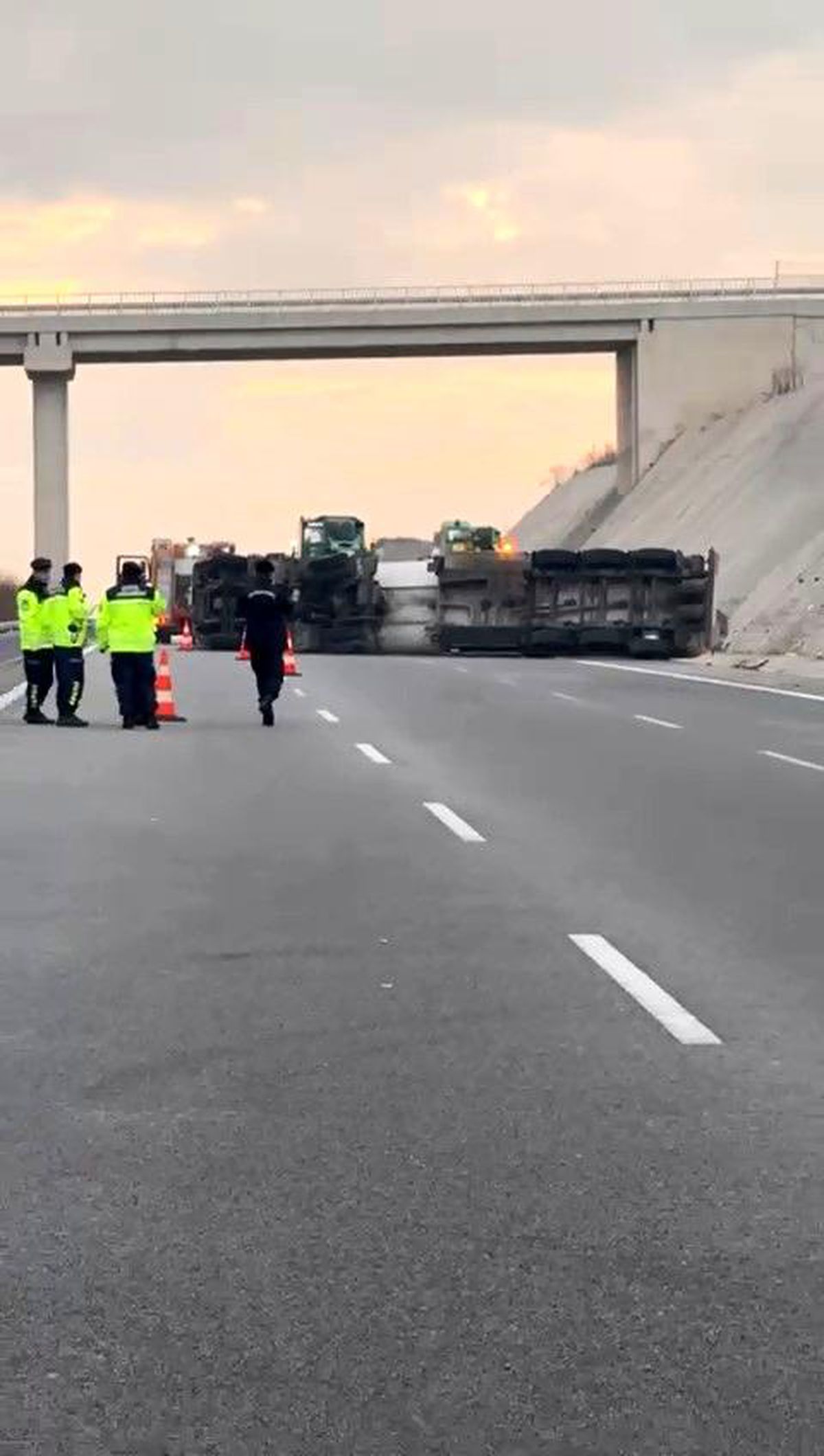 Benzin Tankeri Devrildi, Trafik Felç Oldu