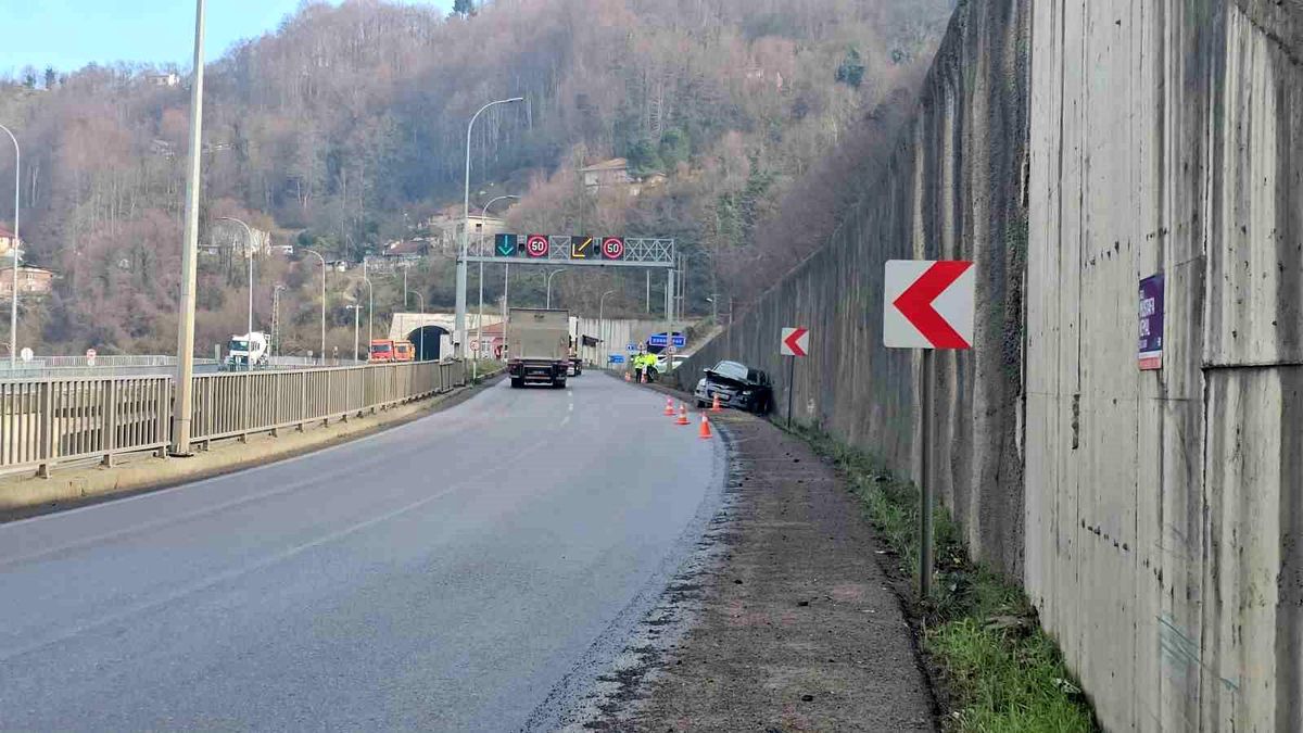 Zonguldak\'ta Kaza: İstinat Duvarına Çarptı