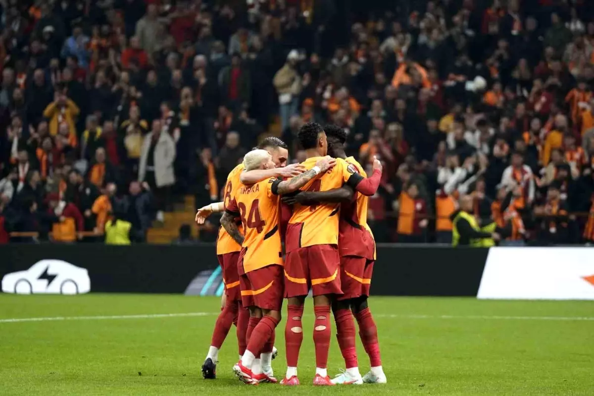 Galatasaray, Dinamo Kiev\'e 2-1 Önde