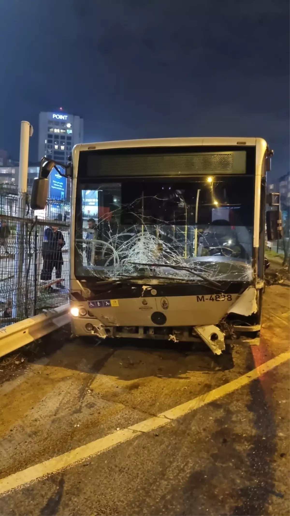 Zincirlikuyu\'da metrobüs kazası - 1