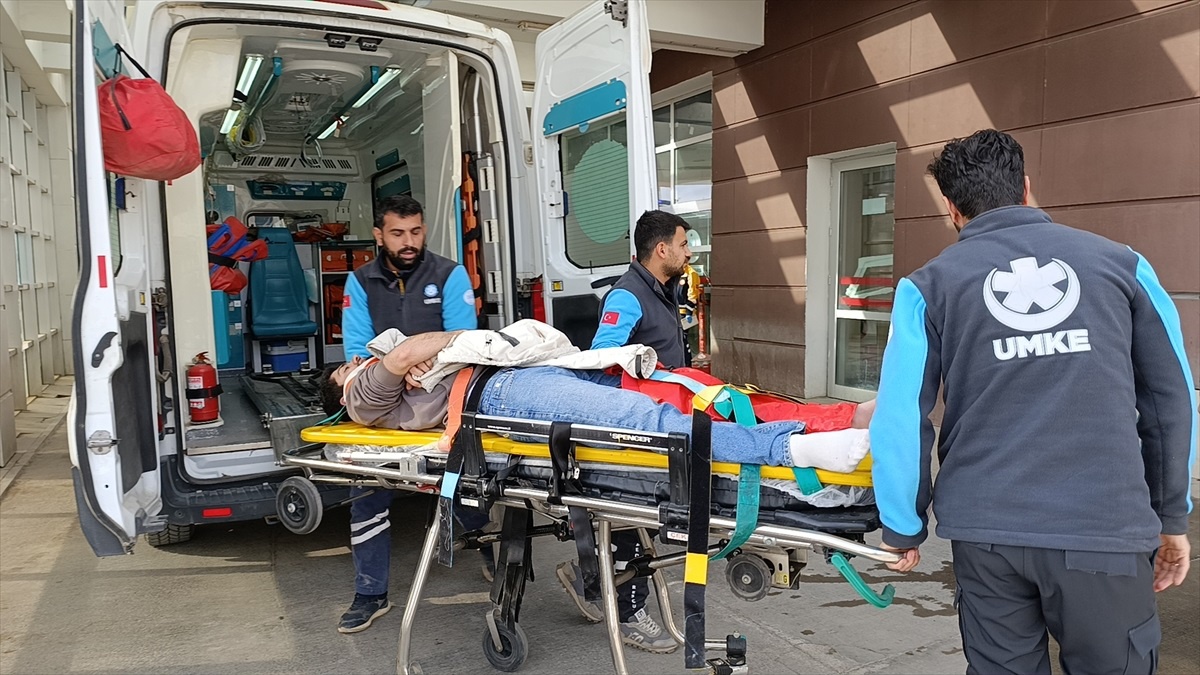 Adıyaman\'da Elektrik Direğine Çarpan Araçta İki Yaralı