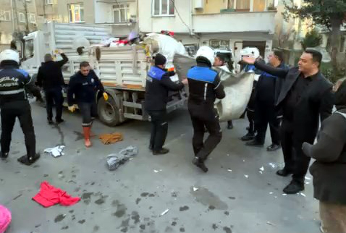 Avcılar\'da İzinsiz Tezgah Açan Kadınlara Zabıta Müdahalesi