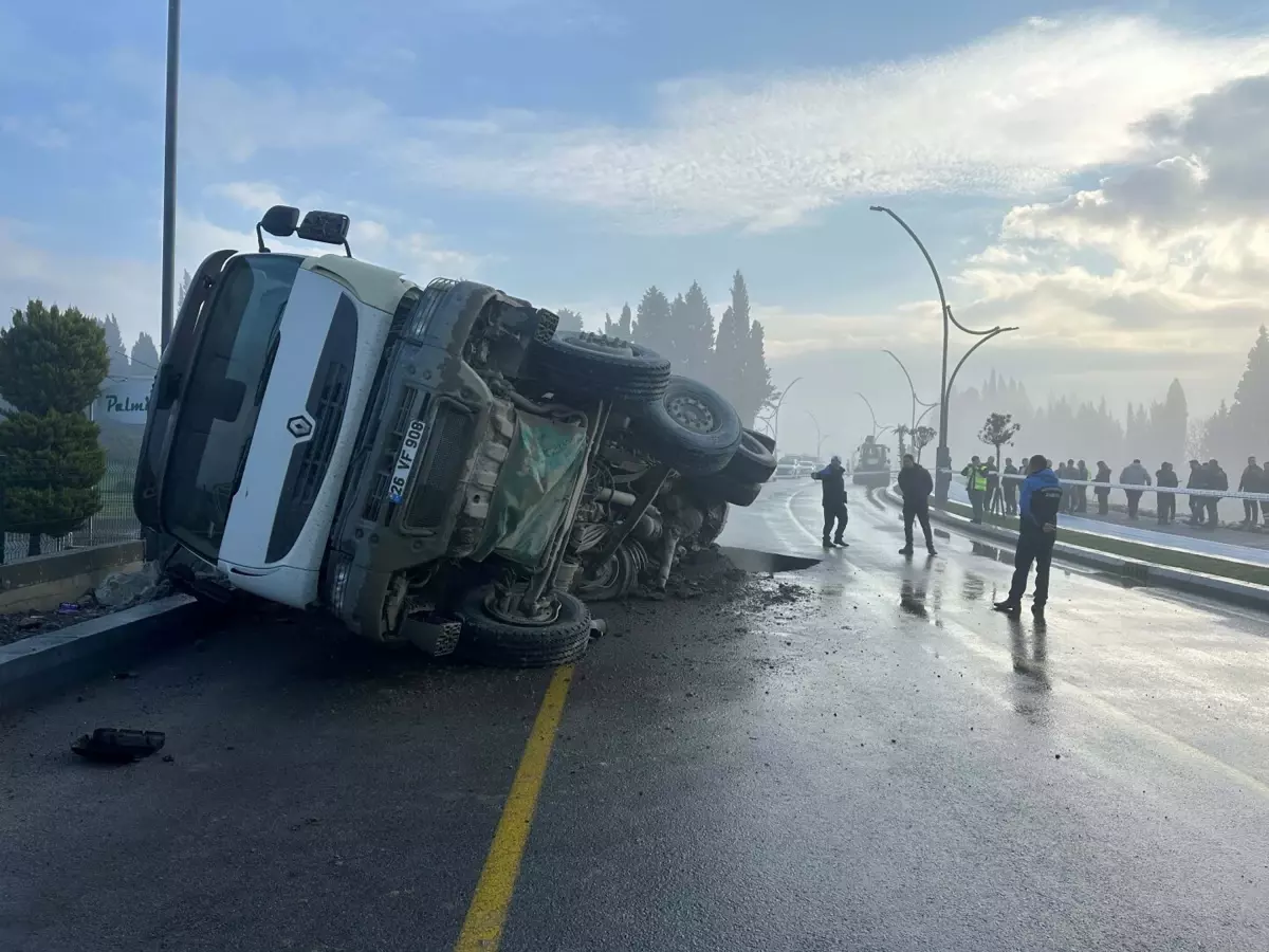 Balıkesir\'de Seyir Halindeki Kamyon Yolda Çökme Nedeniyle Devrildi