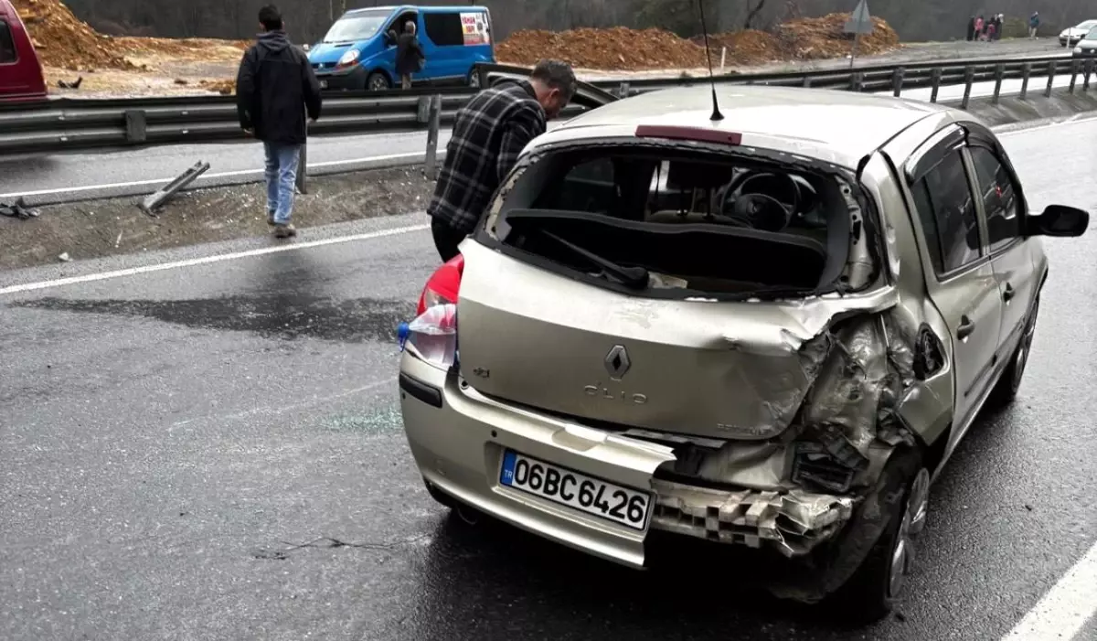 Zonguldak\'ta Otomobil Bariyerlere Çarptı