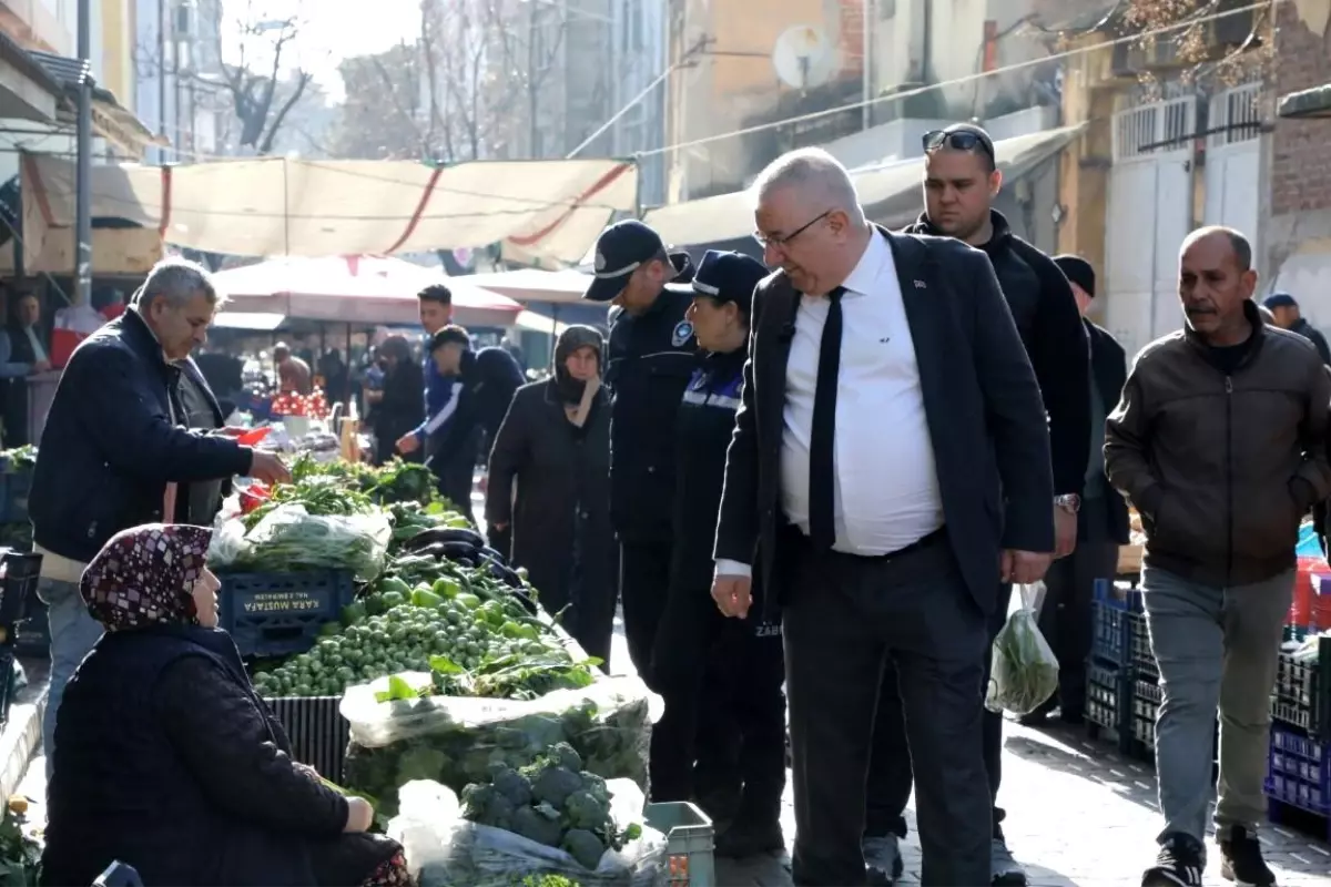 Edremit Belediye Başkanı Mehmet Ertaş, Halk Pazarını Ziyaret Etti