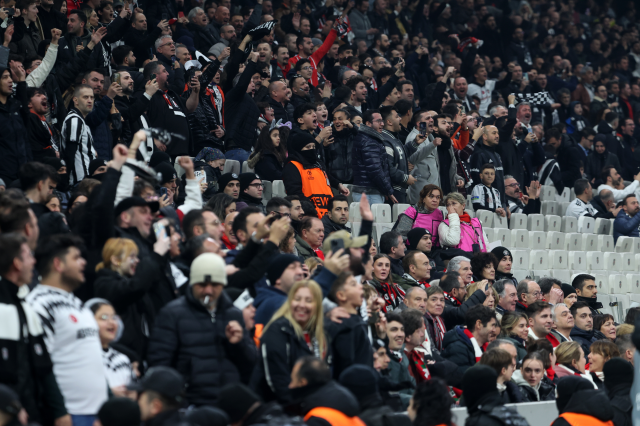 Beşiktaş taraftarı, Athletic Bilbao maçında Bolu'daki yangın faciasını unutmadı