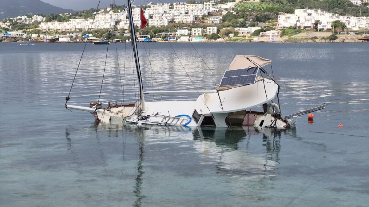 Bodrum\'da Kuvvetli Rüzgar ve Sağanak Ahşap Tekneyi Battı