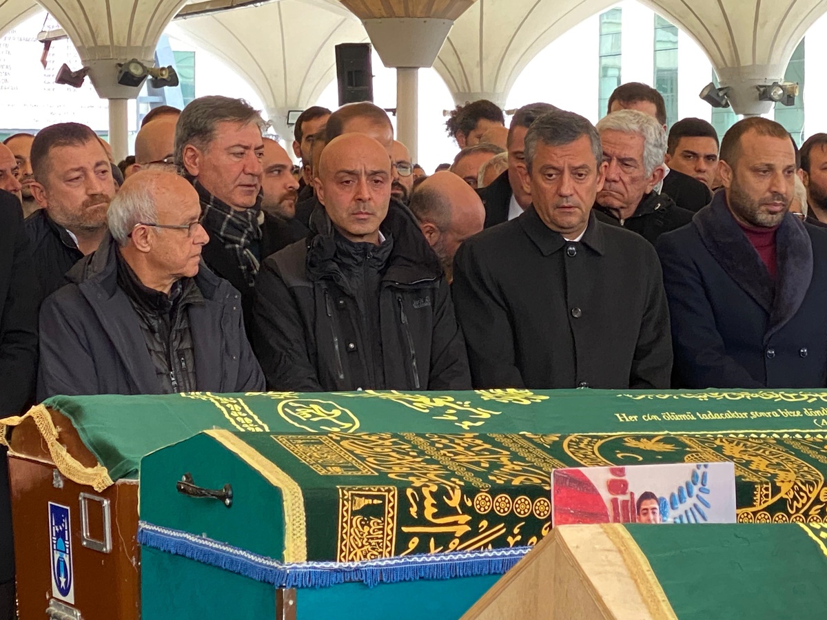 Bolu\'daki yangında hayatını kaybeden lise öğrencisi Eren, son yolculuğuna uğurlandı