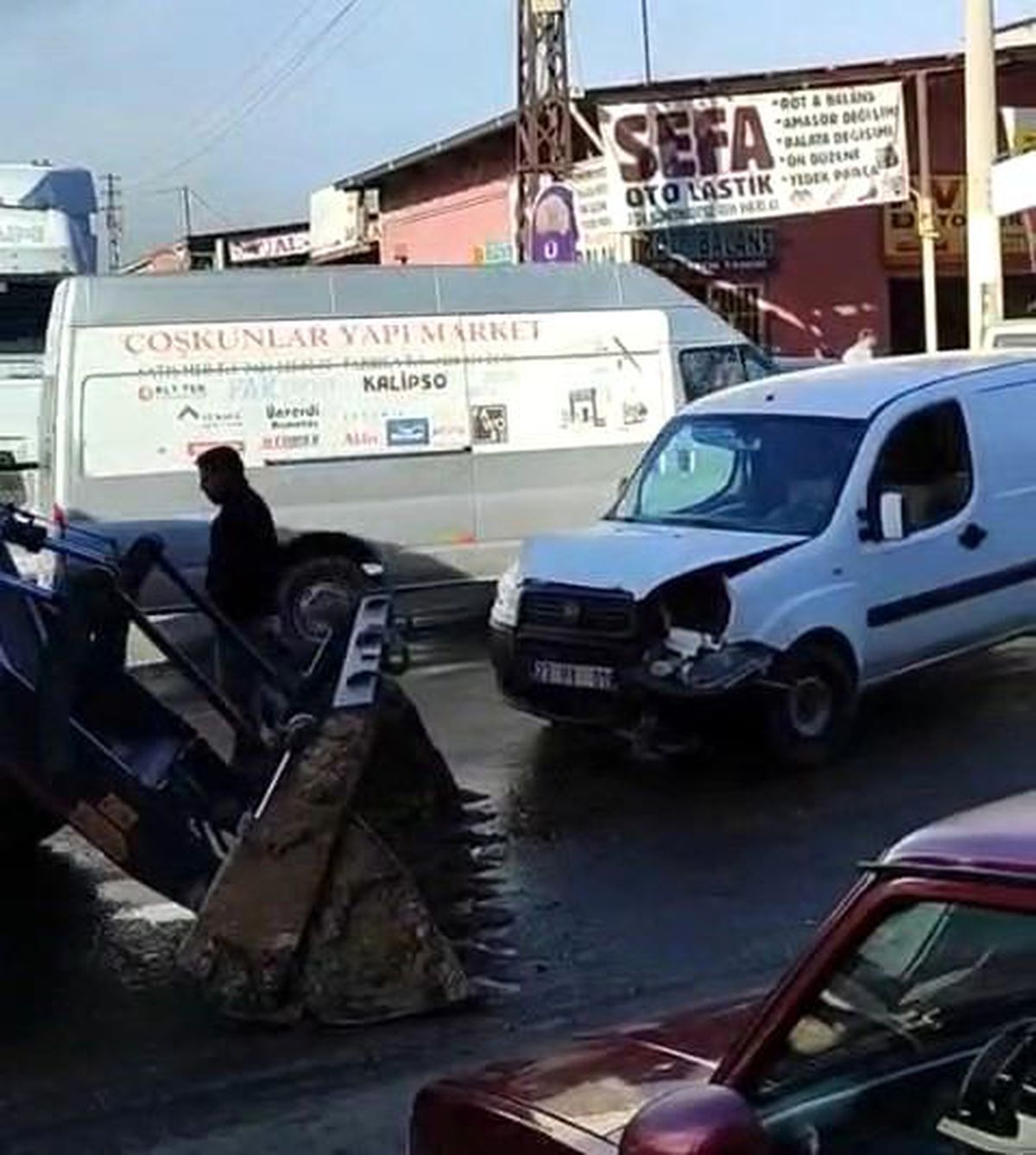 Elazığ\'da Kepçe ile Araç Çarpıştı
