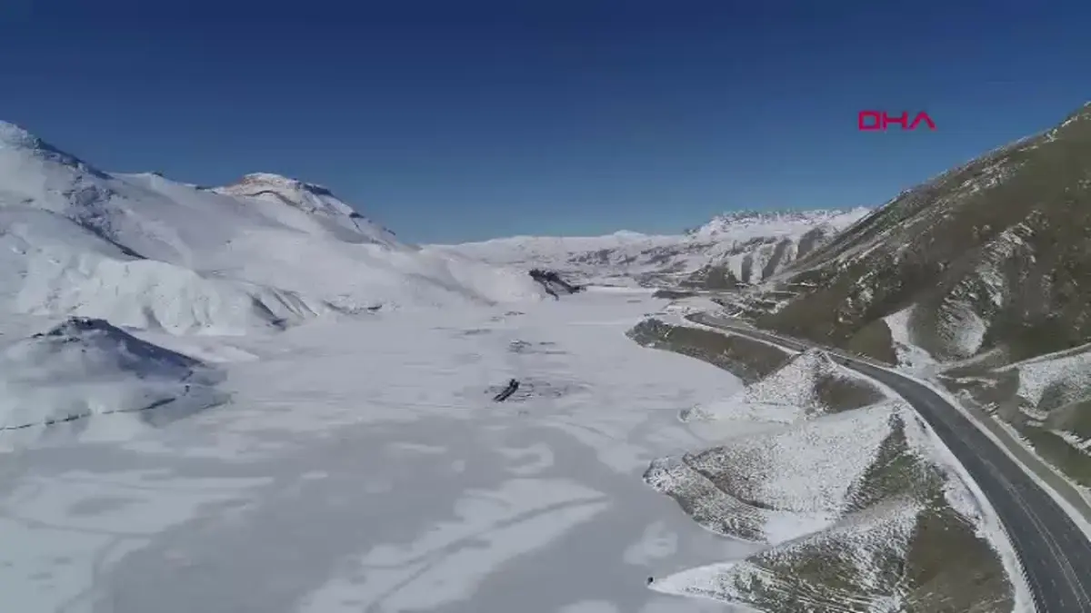 Zernek Baraj Gölü Dondu, Balıklar Buz Altında Kaldı