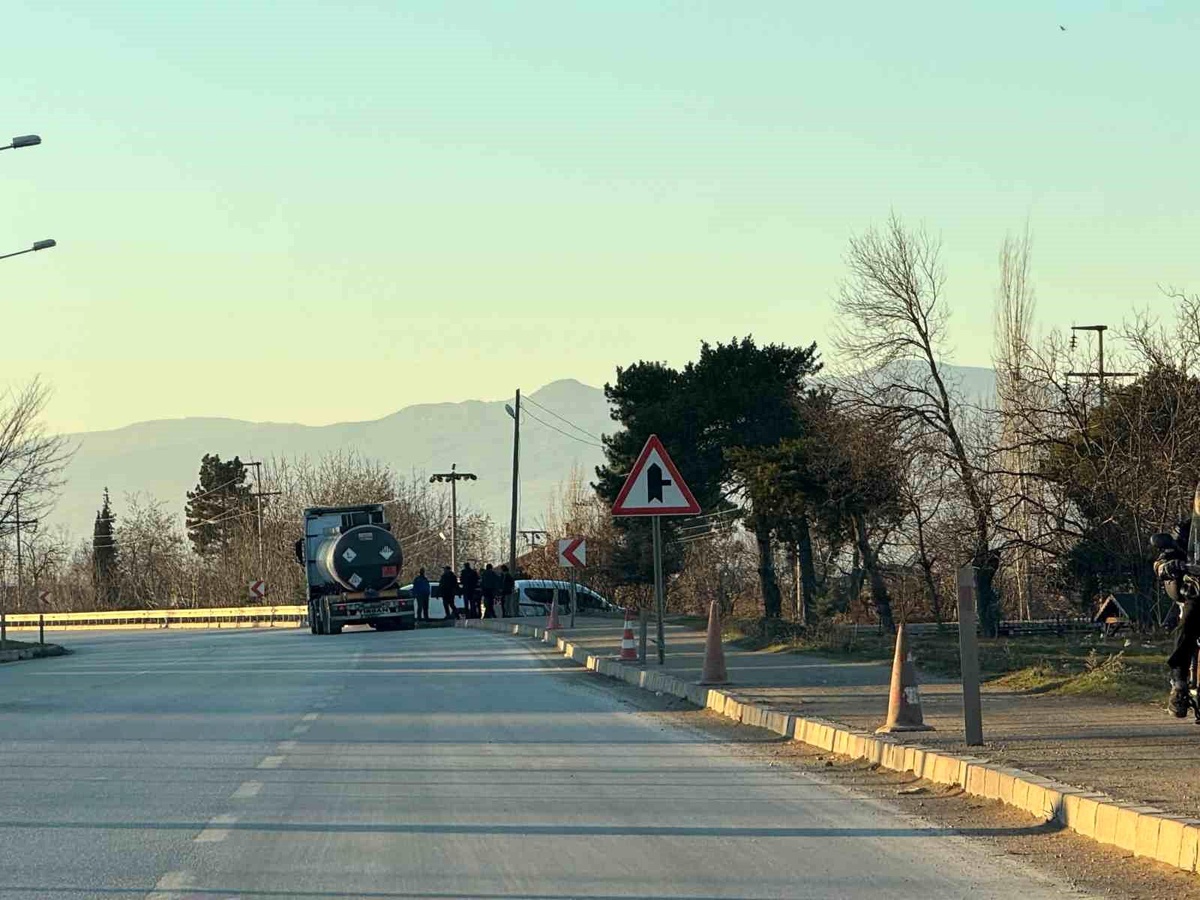 Erbaa\'da zift yüklü tırın dorsesinde 2 kaçak göçmen yakalandı